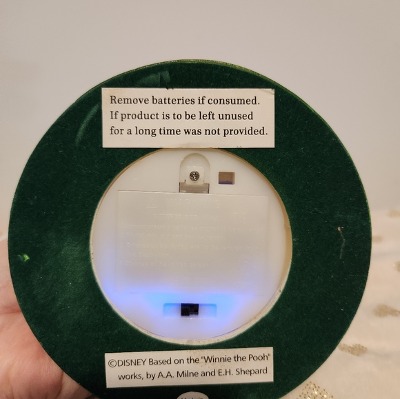 Vintage Disney Classic Pooh Holiday collectible. - Picture 6 of 6